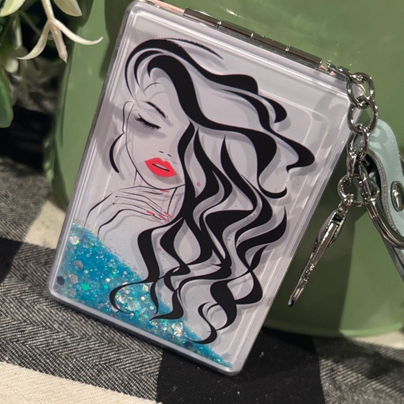 Stylish Glitter Mirror with Artistic Design - Picture 3 of 5